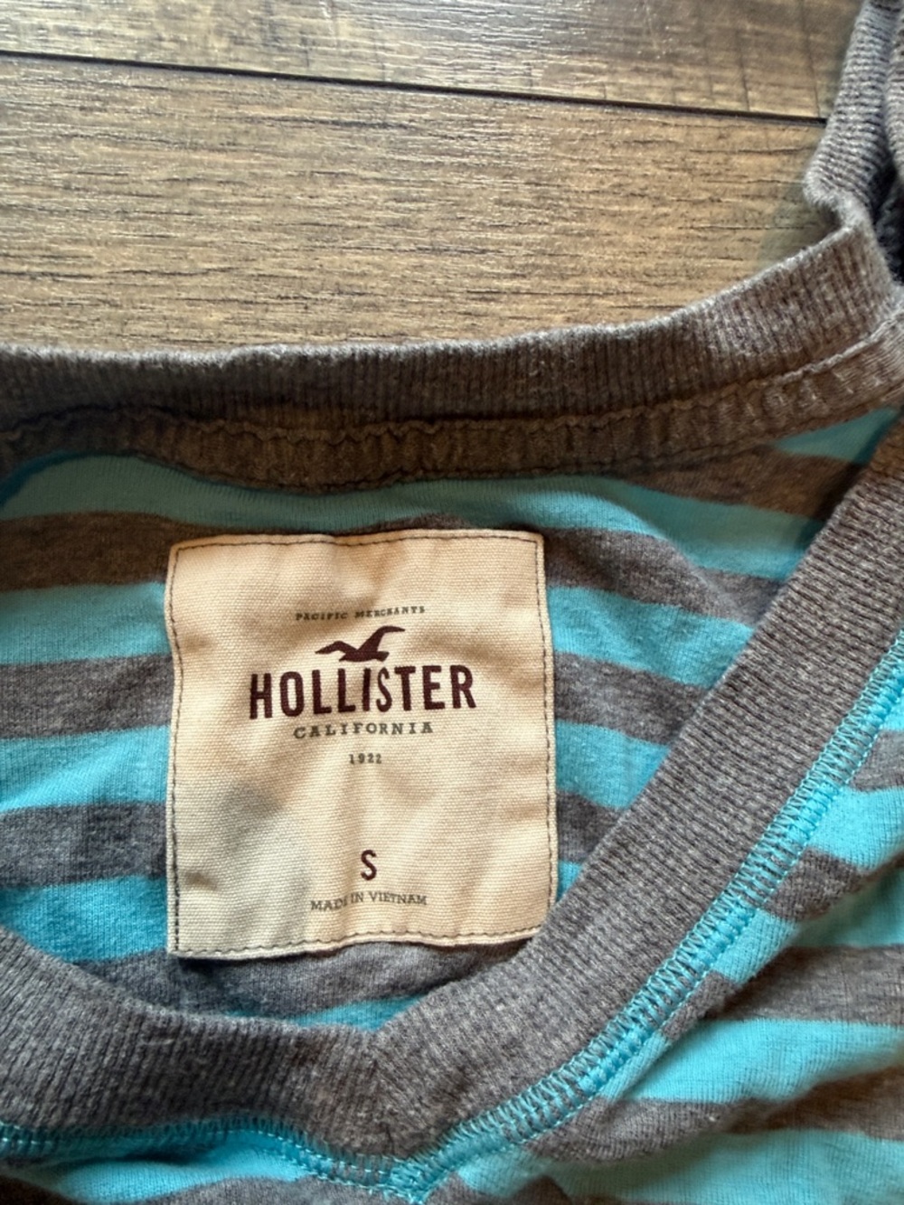 Hollister Light Blue & Gray Striped V-Neck Long Sleeve Tee - Picture 7 of 8